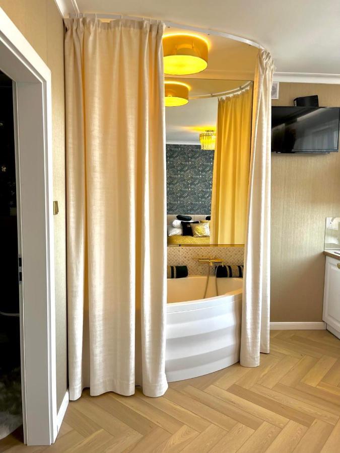 Gold Apartments Jacuzzi Room Ζεστοκόβα Εξωτερικό φωτογραφία