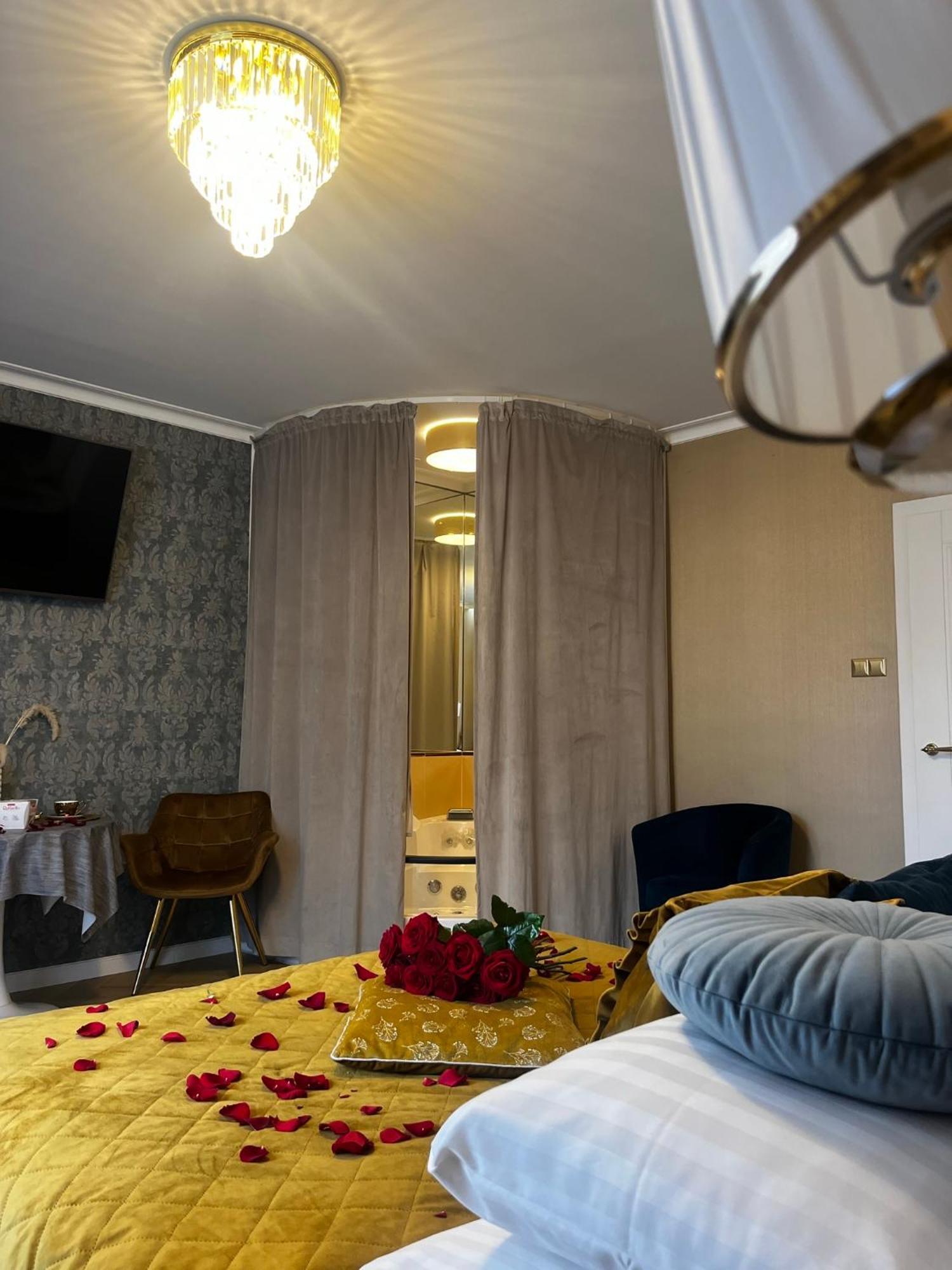 Gold Apartments Jacuzzi Room Ζεστοκόβα Δωμάτιο φωτογραφία